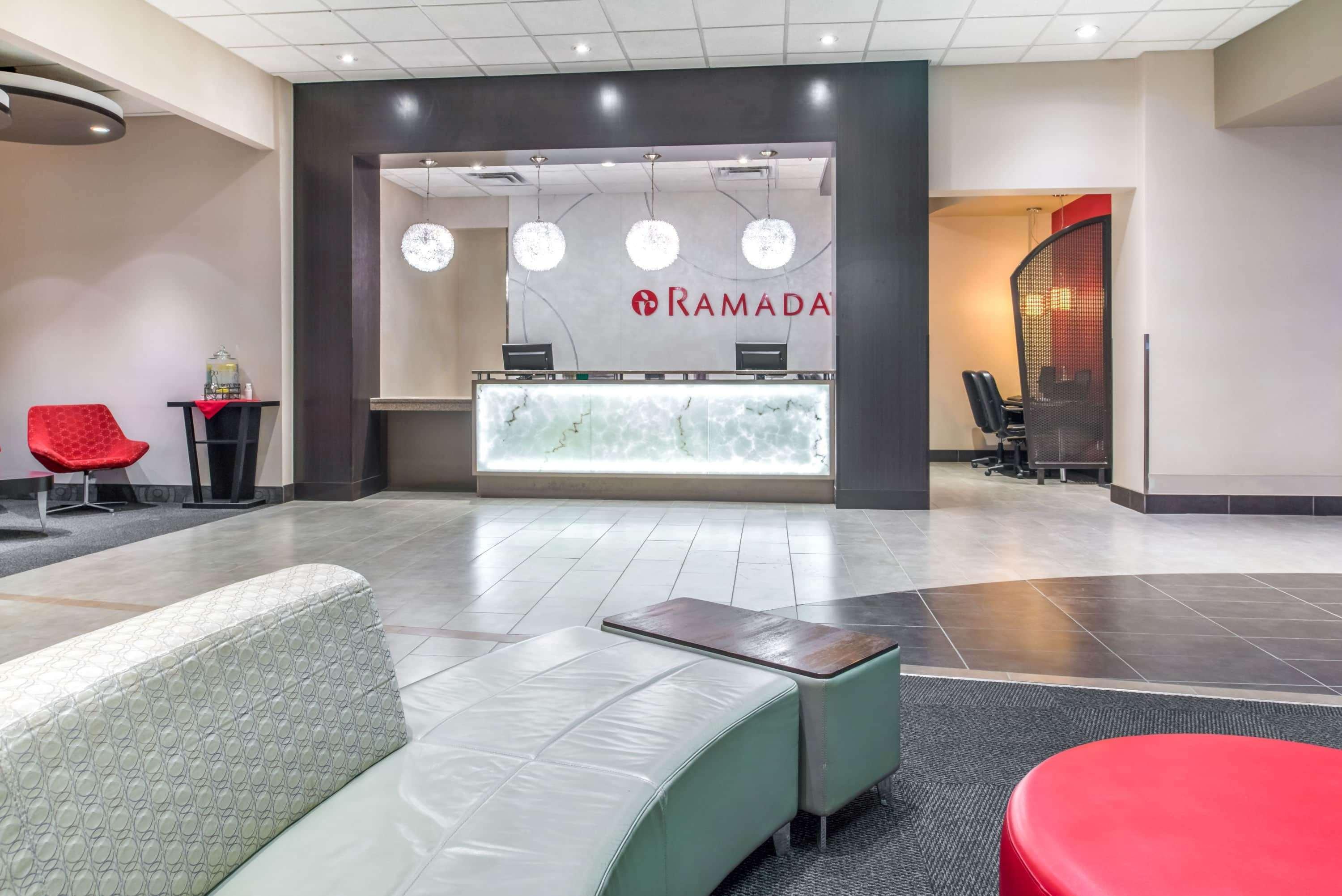 Отель Ramada By Wyndham Саскатун Экстерьер фото